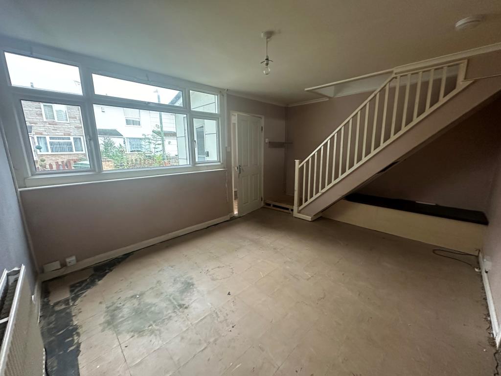 Lot: 97 - HOUSE FOR IMPROVEMENT - Living room at house of house needing refurbishment